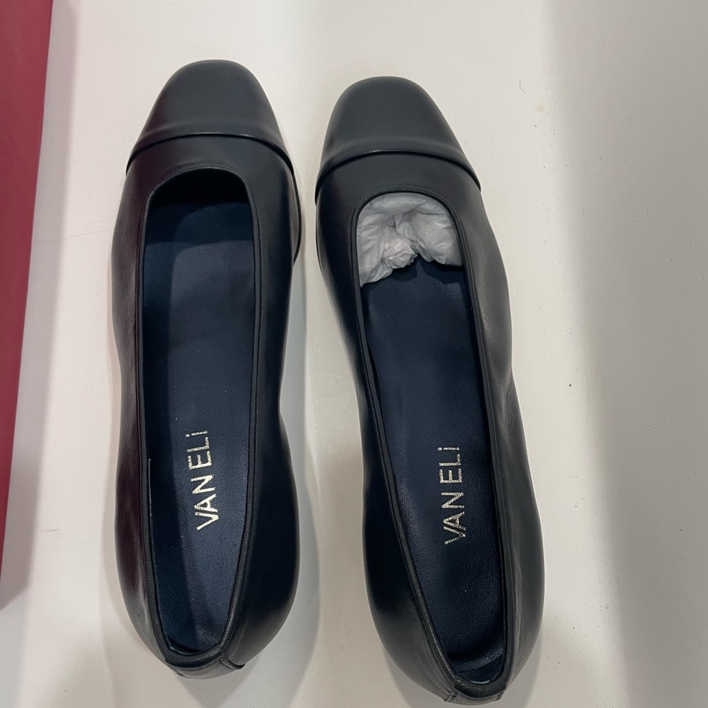 New in the Box Vaneli Navy Nappa Size 6.5 beautiful soft leather
